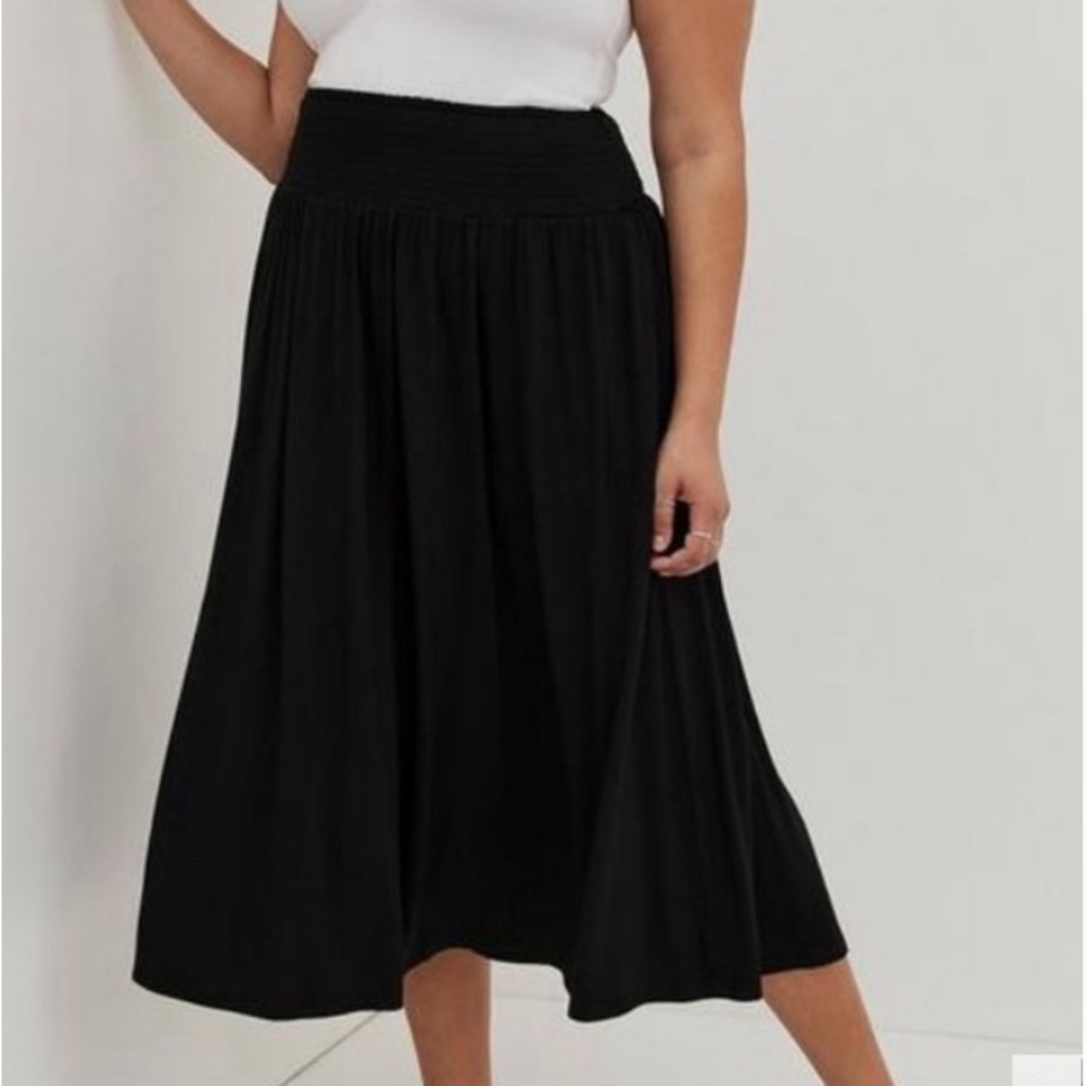 Plus Size-Torrid-Super Soft Knit-Smocked
Waist Black Skirt w/Pockets-Size 3X